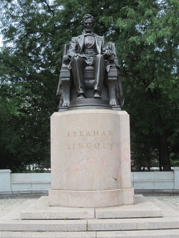 Lincoln statue in Grant park chicago