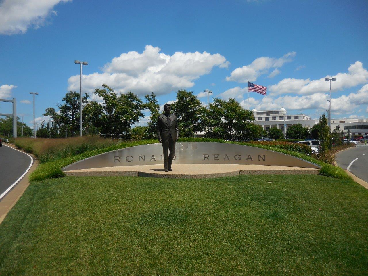 Reagan statue at Reagan National Airport (DCA)