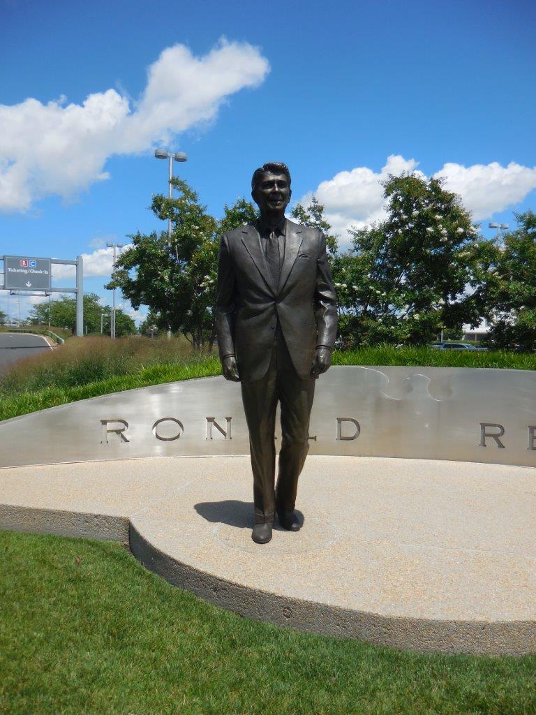 Reagan statue at Washington National Airport