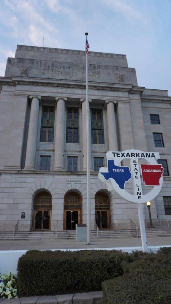jfk monument at texarkana state line building