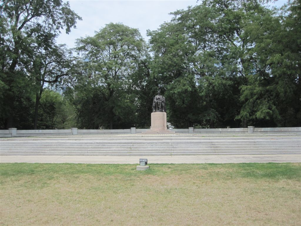 Lincoln statue in Grant park chicago