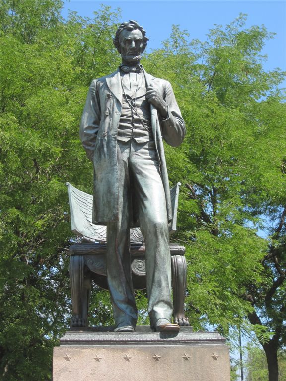 Abraham Lincoln statue at Lincoln Park in Chicago