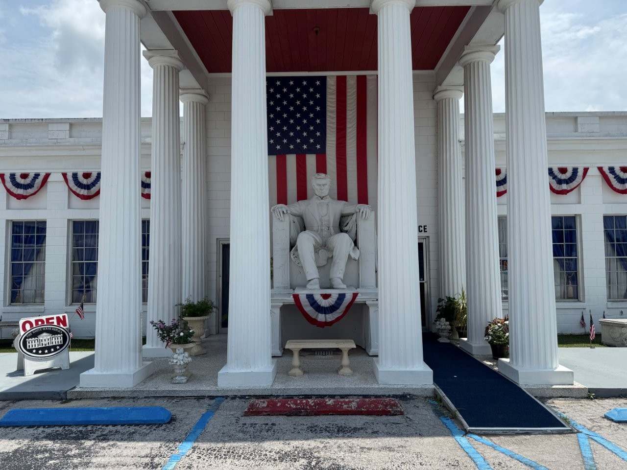 Abraham Lincoln sculpture in Clermont, Florida