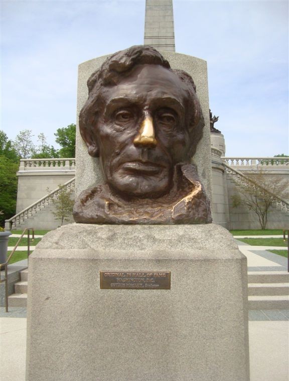 Abraham Lincoln head statue in front of tomb