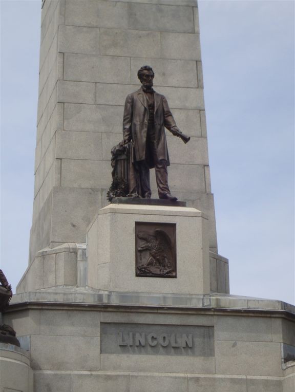 Abraham Lincoln statue on tomb