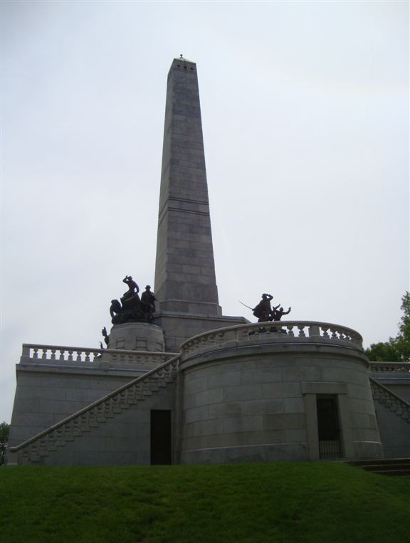 Rear view of Abraham Lincoln tomb