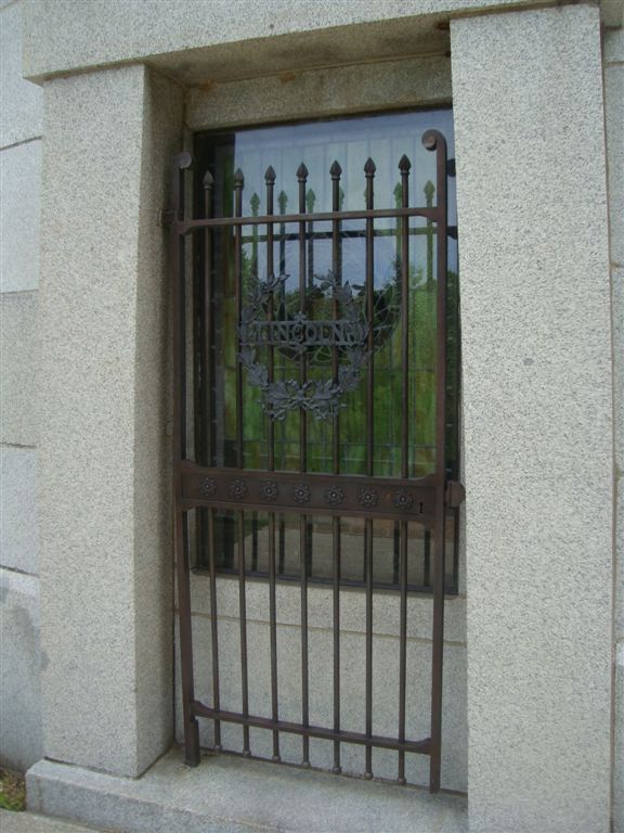 Lincoln grate on back of tomb