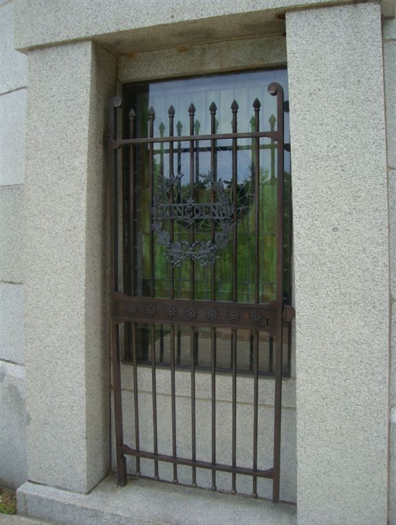 Lincoln grate on back of tomb