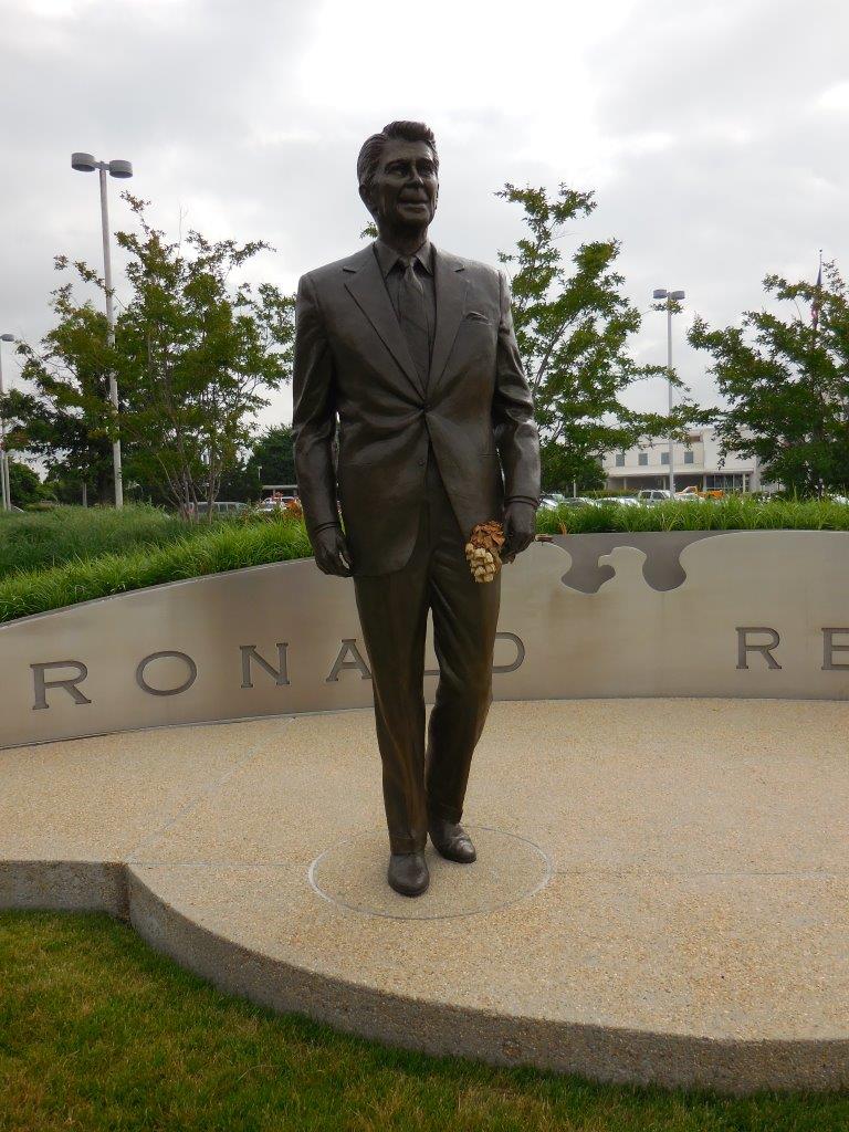 Reagan statue at Washington National Airport