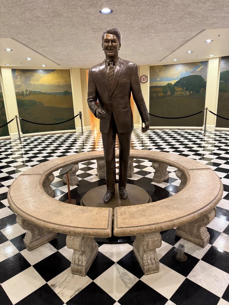 Ronald Reagan statie at the California Capitol