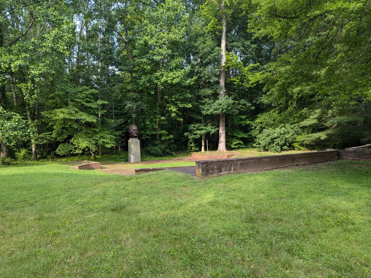 Franklin D. Roosevelt bust in Roosevelt, New Jersey