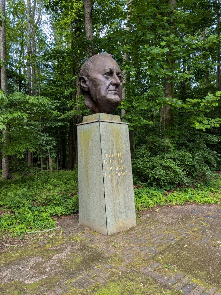 Franklin D. Roosevelt bust in coop community in New Jersey