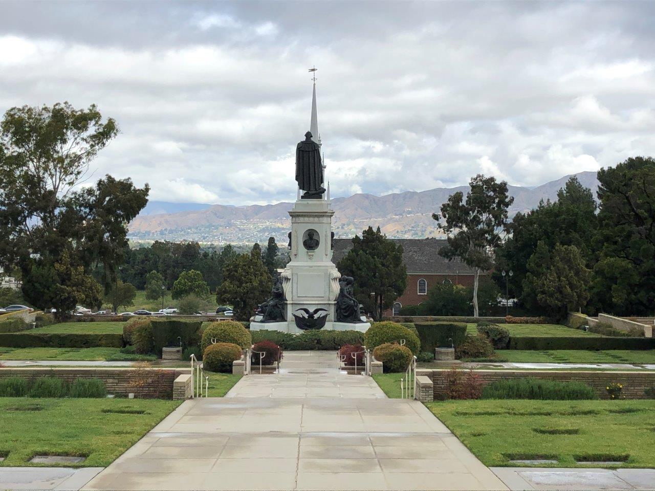 washington statue at hollywood hills cemetery in los angeles